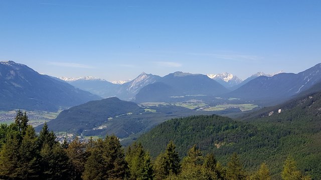 ... auf das Mieminger Plateau und die herrliche Berwelt ringsum. Am markantesten in der Bildmitte der spitz aufragende Tschirgant links neben dem Simmering