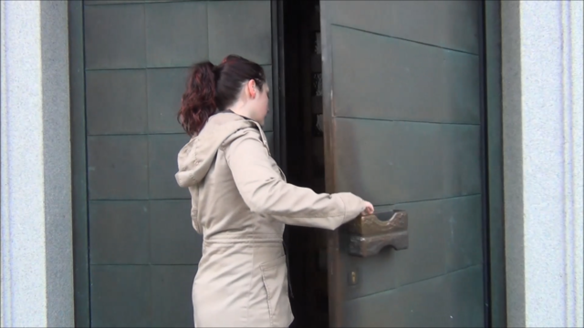Diese Videos zeigen verschiedene Tore zwischen zwei Welten zum Beispiel Buchseiten, Türen oder einfache Schranktüren. Die Person ist ebenfalls   zwischen diesen zwei "Welten". | Foto: BRG Rohrbach
