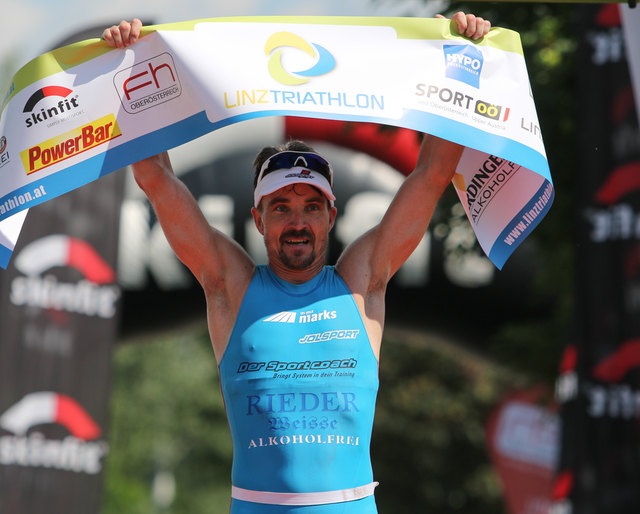 Der 49-jährige Gerald Will holte beim Linz Triathlon wie im Vorjahr den Gesamtsieg über die Sprintdistanz.