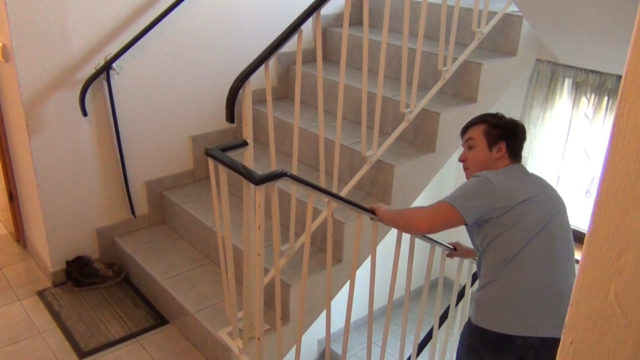 Sequenz aus Kurzfilm, in dem die Person immer wieder versucht einen Raum zu verlassen und sich in einer Schleife wiederfindet, die ihn immer wieder in den gleichen Raum zurückbringt. Auf dem Bild versucht er gerade, die Etage zu verlassen, erscheint jedoch immer wieder am oberen Ende des Treppenhauses und ist somit immer in ein und demselben Raum gefangen. | Foto: BRG Rohrbach