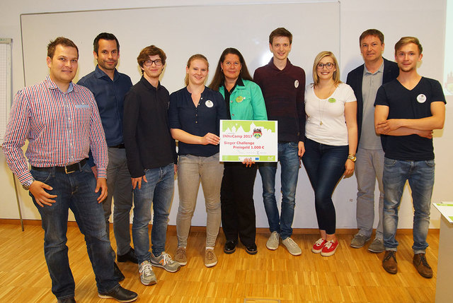 Das Siegerteam der Stadtwerke-Aufgabe mit ihren Auftraggebern.