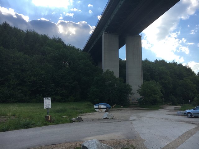 Das neue Müllsammelzentrum soll nahe der Autobahnbrücke, in Wienerwaldsee-Nähe, entstehen.