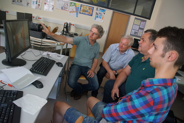 Filmregisseur Leopold Lummerstorfer, Architekt Josef Schütz, Professor Clemens Andel und Rene Draxler bei den Planungsbesprechungen zum Filmprojekt "Zwischen Tür und Angel" des BG/BRG Rohrbach.