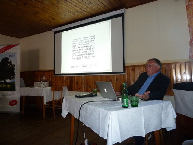 Erich Baumgartner gab interessante Einblicke in sein Buch - ganz speziell natürlich über den Kraftplatz Teufelstein | Foto: Gernot Schafferhofer