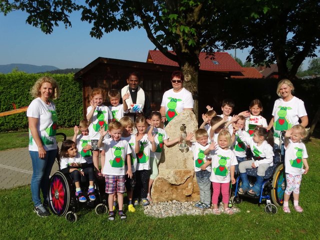 Die Kinder mit ihren Betreuerinnen und Kaplan Bhasker Reddimasu bei der Segnung des Brunnens im Kindergarten Ettendorf