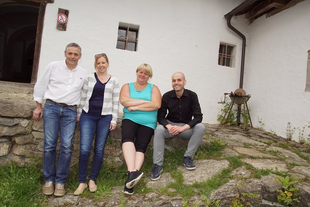 Vereinsobmann Michael Lehner, Maria Stelzer, Alexandra Vierlinger und Klaus Landa vom Verbund Oberösterreichische Museen beim Rundgang am Unterkagererhof.
