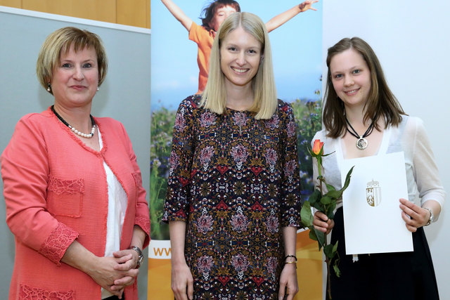 Anna Maderstein mit Landesrätin Christine Haberlander und Barbara Trixner vom Land OÖ (v. re.)