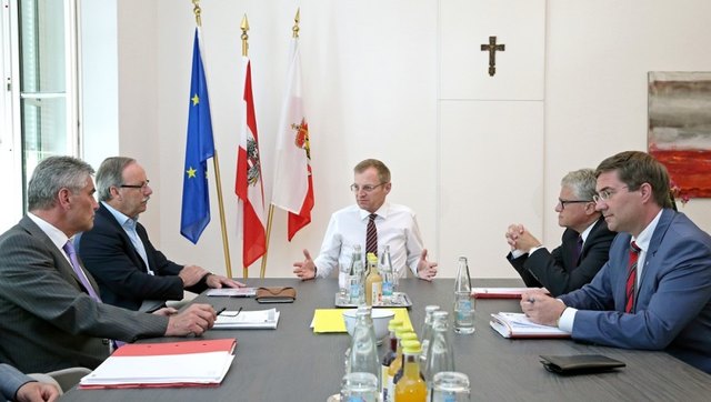 Landesamtsdirektor Erich Watzl, Bürgermeister Gerald Hackl, Landeshauptmann Thomas Stelzer, Bürgermeister Klaus Luger und Bürgermeister Andreas Rabl (v. li.).