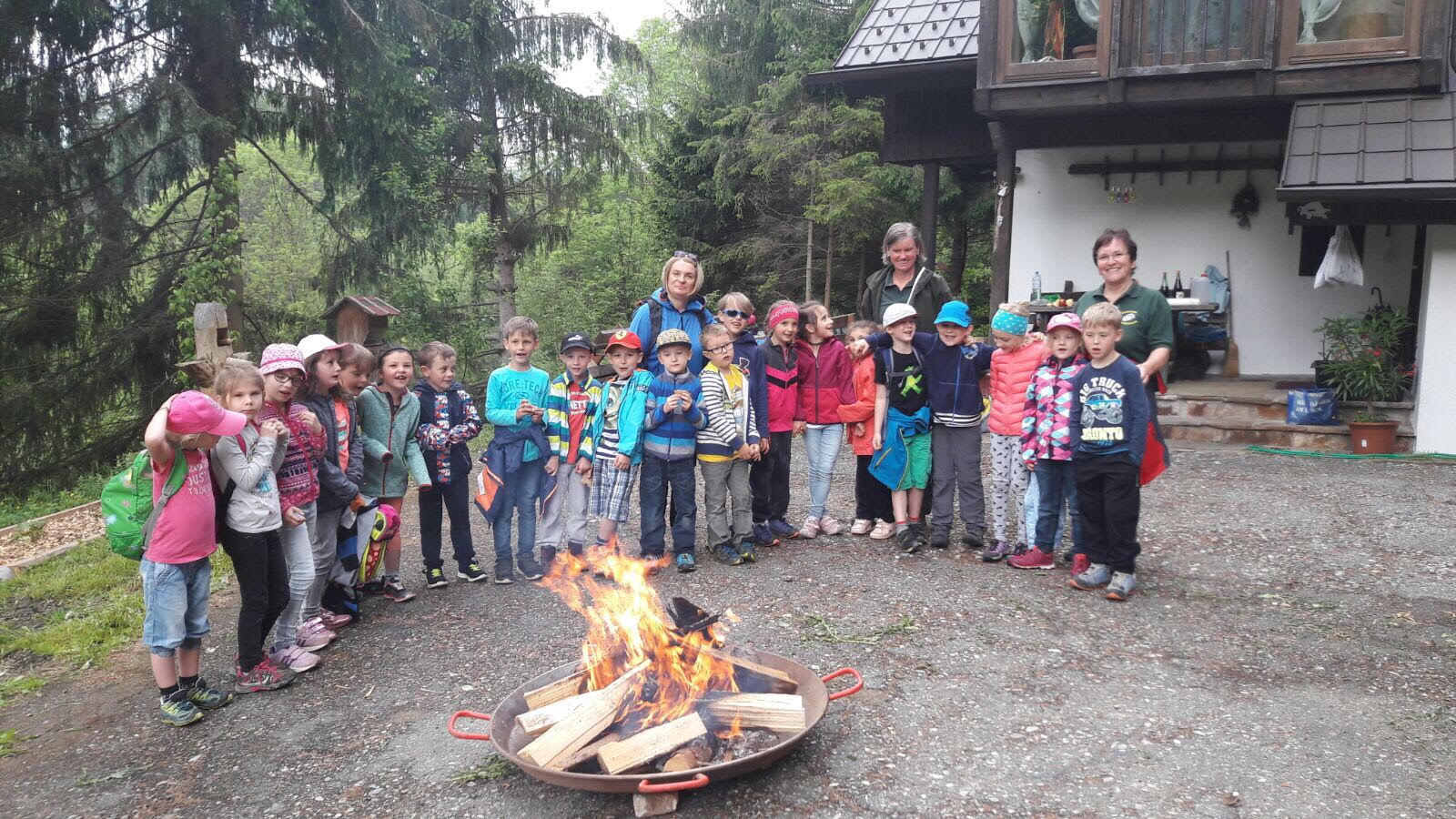 Steckerlbrot über offenem Lagerfeuer braten! Nicht nur dabei hatten die Kinder der ersten Klasse Volksschule Gai am Bauernhof von Maria Haberl in St. Michael großen Spaß.
