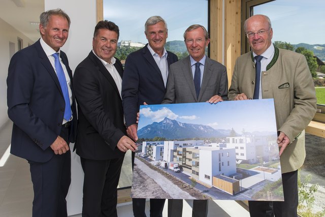 Die neue Wohnanlage auf den Bärgründen im Salzburger Stadtteil Gneis. Im Bild v. l.: Salzburg Wohnbau-Geschäftsführer Dr. Roland Wernik, Wohnbau-Landesrat Hans Mayr, Vizebürgermeister DI Harald Preuner, Landeshauptmann Dr. Wilfried Haslauer und Salzburg Wohnbau-Geschäftsführer DI Christian Struber.
