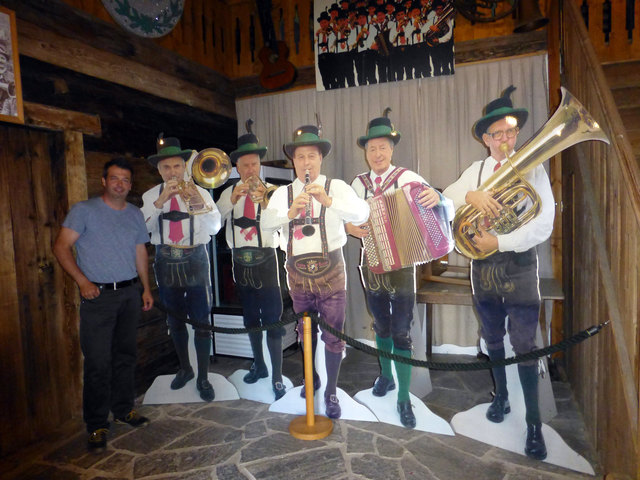Gottfried Pignitter (Schneiderwirt) neben den "Kern-Buam" im Museum