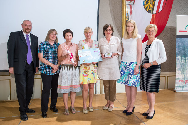 Markus Peböck, Gertrude Jindrich, Christine Haberlander, Andrea Wesenauer und Vertreterinnen der VS Molln | Foto: Peter Christian Mayr/Cityfoto