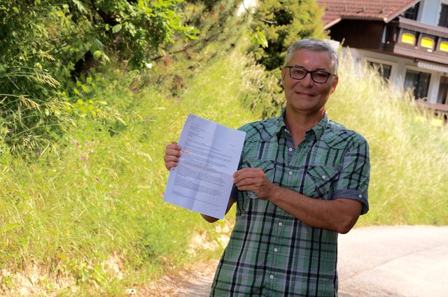 Der Ebersdorfer Manfred Hausmann ist nicht damit einverstanden, dass das Land hinter ihm umgewidmet wird.