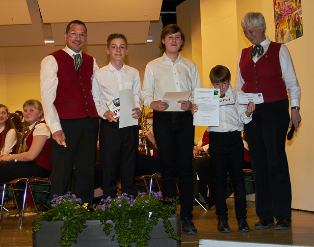 Stefan und Killian Fresner sowie Fabio Geßelbauer wurden in den Musikverein St. Michael aufgenommen und bestanden mit Auszeichnung das Junior Leistungsabzeichen. Dazu gratulierten Obfrau Hedwig Eder (re.) sowie Kapellmeister Martin Ranninger (l.). | Foto: KK