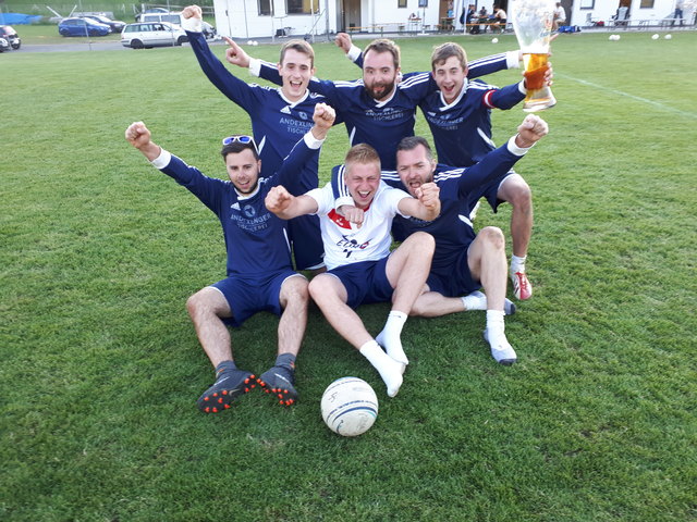 Jubeln dürfen: Christoph Schmid, Philipp Kaiser und Christian Hutsteiner (hinten, v. l.). und Patrick Märzinger, Philipp Weishäupl und Roland Kaiser (vorne v. l.). Nicht am Foto: Thomas Weishäupl. | Foto: Foto: privat