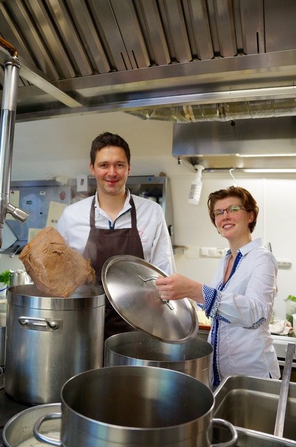 Blick in den Kochtopf: Thomas Schäffer und Karolin Hanslick haben sich mit dem eigenen Restaurant einen Lebenstraum erfüllt. | Foto: Koidl