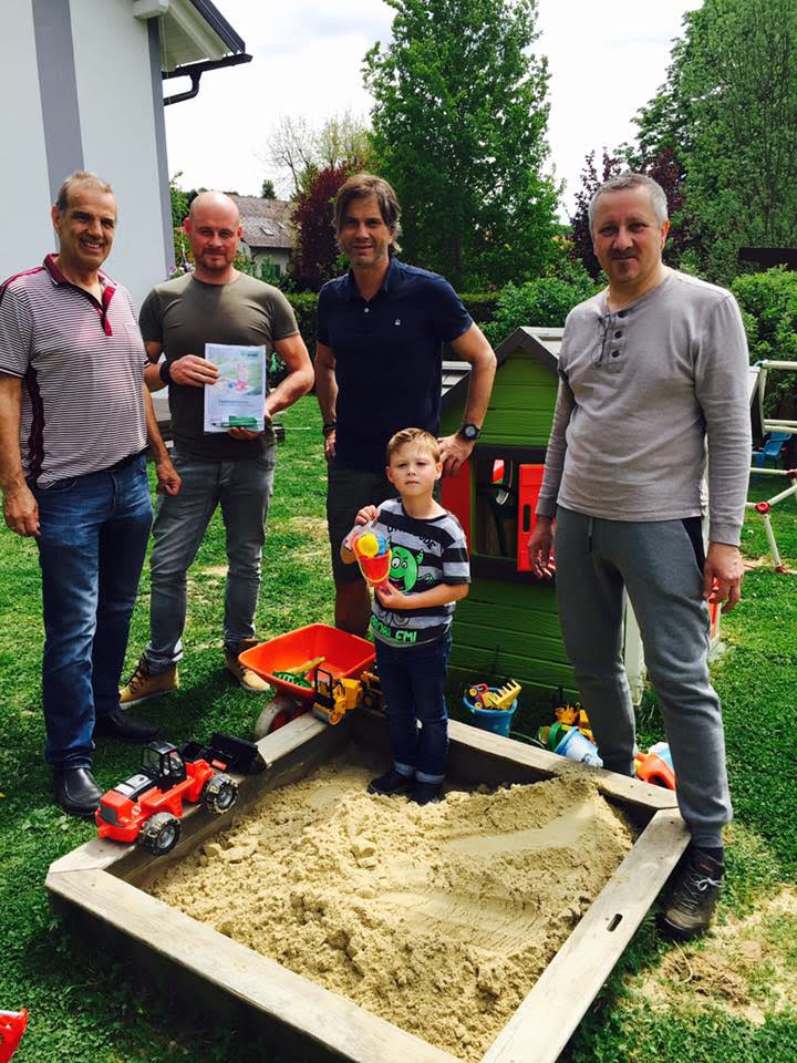 Sand-Übergabe: Trummer, Höller, Hochrinner und Familie
