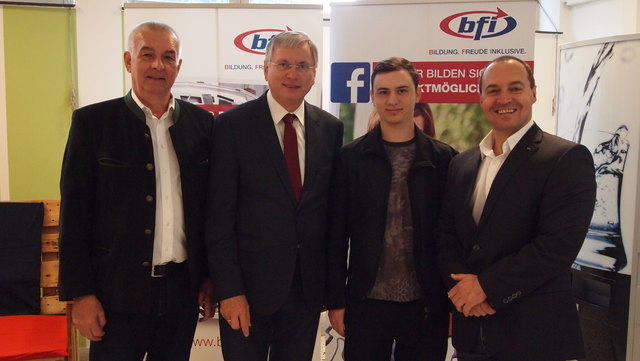AK NÖ Vize-Präsident und BFI NÖ Vorstandsmitglied Alfred Kermer, Sozialminister Alois Stöger und BFI NÖ Geschäftsführer Mag. Michael Jonach mit Clemens Kalcher, Teilnehmer des ÜBA-Projektes in Korneuburg und Josef-Staudinger-Preisträger.