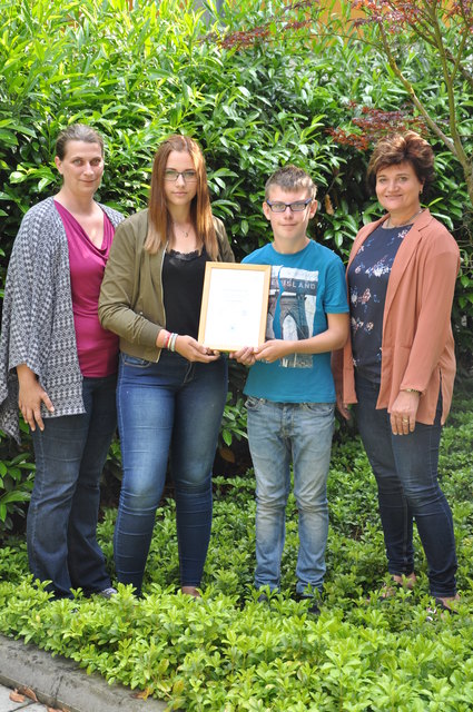Stephanie Fiedler, Natalie Prinz, Julian Thauerböck, Dir. Ludmilla Lumesberger | Foto: Polytechnische Schule Perg