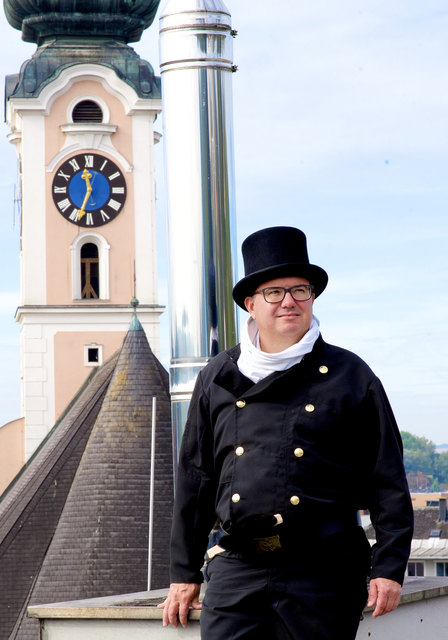 Wechsel bei den oö. Rauchfangkehrern

Gerhard Hofer ist neuer Landesinnungsmeister,
Markus Mayer neuer Stellvertreter

An der Spitze der Landesinnung der oö. Rauchfangkehrer gab es mit 1. Mai einen Wechsel. Der Linzer Ing. Gerhard Hofer (48) folgt Siegfried Deutsch als Landesinnungsmeister. Gleichzeitig übernimmt Markus Mayer (45) aus Pregarten von Harald Dobersberger die Funktion des Landesinnungsmeister-Stellvertreters.
 
Der neue Landesinnungmeister Hofer absolvierte die HTBL für Heizungs-Klima-Lüftung-S | Foto: WKOÖ