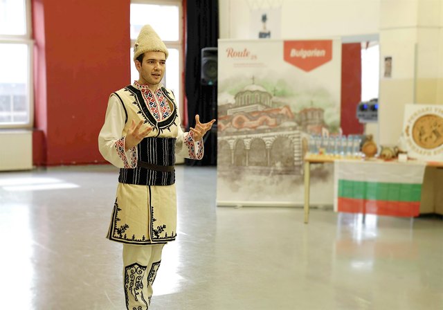 Stoycho Dragnev in Tracht bei einem Auftritt seiner Volkstanzgruppe. | Foto: Agentur better