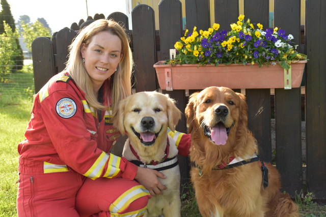 Die neue ÖRHB-Landesleiterin: Cornelia Friesser mit ihren beiden ausgebildeten Rettungshunden Unique und Ivo | Foto: Friessnegg