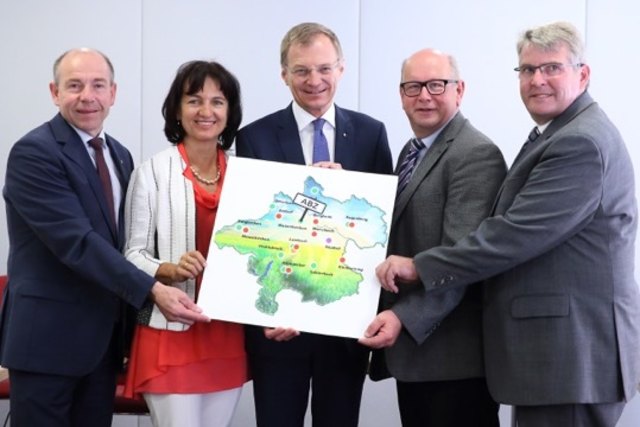 v. l.: Agrar-Landesrat Max Hiegelsberger, Direktorin Karin Eckmayr, Landeshauptmann Thomas Stelzer, Landesschulinspektor Johann Plakolm und Direktor Walter Raab