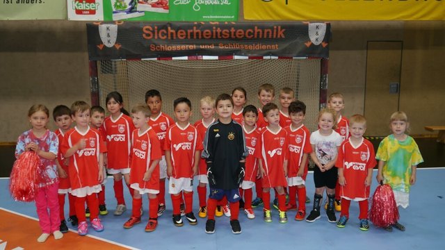 In der Hollgasse treten Kinder aus ganz Wien gegeneinander an. Gespielt wird in zwei Altersklassen. | Foto: Gerhard Veidinger