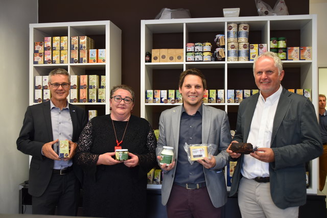 Anton Kern, Andrea Kappler, Christian Kovacevic und Hans-Jörg Steinlechner (v.l.) präsentieren die Produkte des neuen Verkaufsladens.