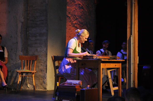 Bernadette Abendstein als Zither Virtuosin