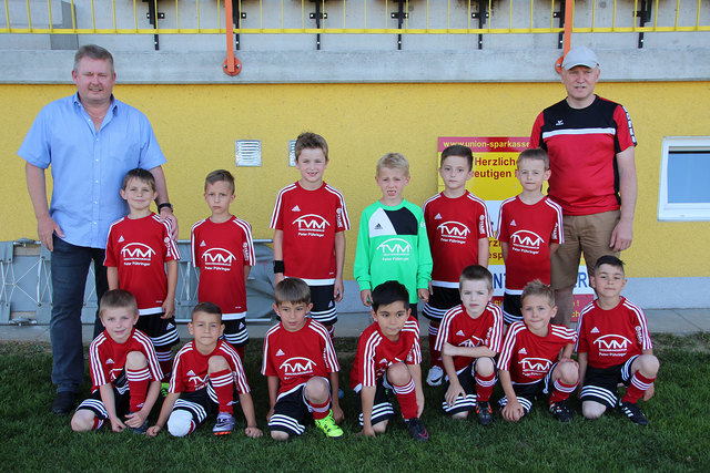 Peter Pühringer (li.), TVM Sponsoring von neuen Trikots für Pettenbach's U7 Nachwuchs. Franz Fellinger, einer der beiden Trainer (re.) | Foto: Anton Fekete