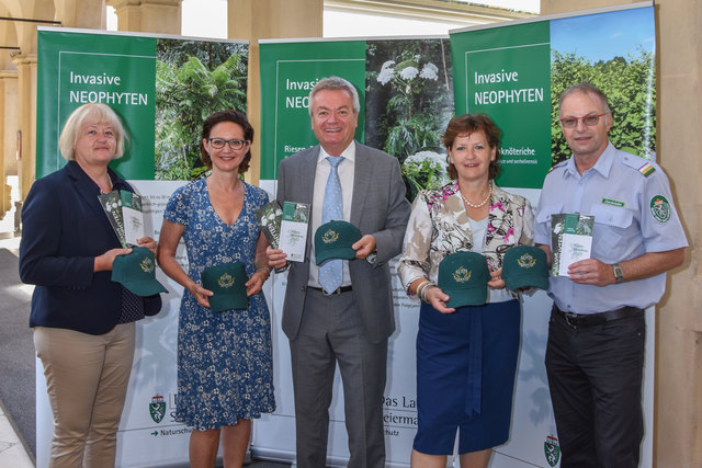 Start zur Aktionswoche: Gabriele Leitner (Steiermärkische Berg- und Naturwacht), Alexia Getzinger (Vizepräsidentin des Landesschulrates für Steiermark), Landesrat Anton Lang, Landesrätin Ursula Lackner, Heinz Pretterhofer (Landesleiter der Steiermärkischen Berg- und Naturwacht) | Foto: Land Steiermark