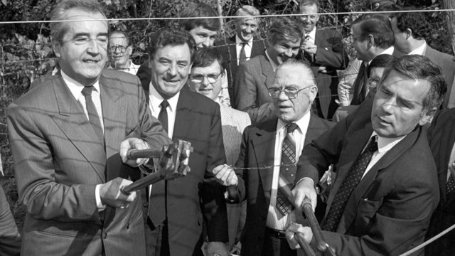 Ein historischer Moment: Alois Mock (l), Österreichs Außenminister, und sein ungarischer Amtskollege Gyula Horn (r) beim Durchtrennen des Eisernen Vorhanges am 27.06.1989. Am 1. Juni 2017 ist der ehemalige Vizekanzler und ÖVP-Chef Alois Mock im Alter von 82 Jahren verstorben