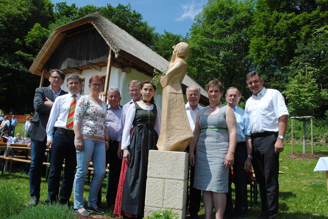 Die Eröffnung des Weinzierlhauses „Sandstöckl" und des angelegten Bienenlehrpfades sowie die Segnung der Ambrosius-Skulptur besuchten zahlreiche Gäste.