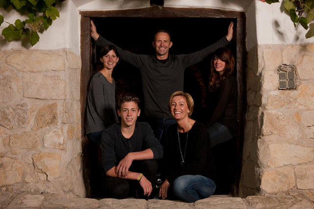 We are family: Andrea und Stefan Lang mit ihren drei Kndern. | Foto: Foto: privat