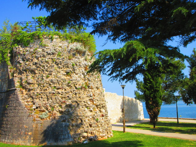 mächtige Befestigungsanlage in Porec