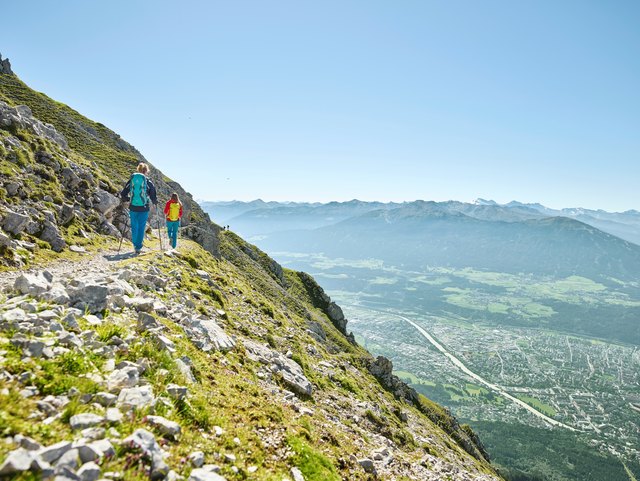 Eine sportliche, hochalpine Tour mit unvergesslichem Panorama erwartet trittsichere Wanderer auf dem Goetheweg. | Foto: Innsbruck Tourismus