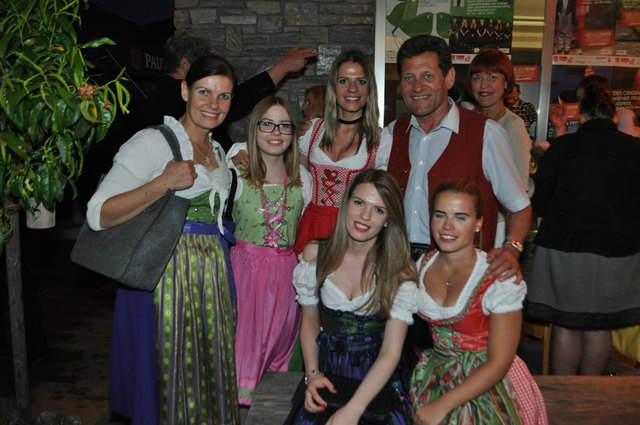 Franz Posch war überall sofort "Hahn im Korb". Im Bild mit einer Vomper Familie, deren Mama Barbara vor wenigen Tagen ihren 50. Geburtstag (im Bild ganz links) gefeiert hat. Natürllich gab es Gratulationen von Franzl Posch und die Erfüllung eines Musikwunsches....