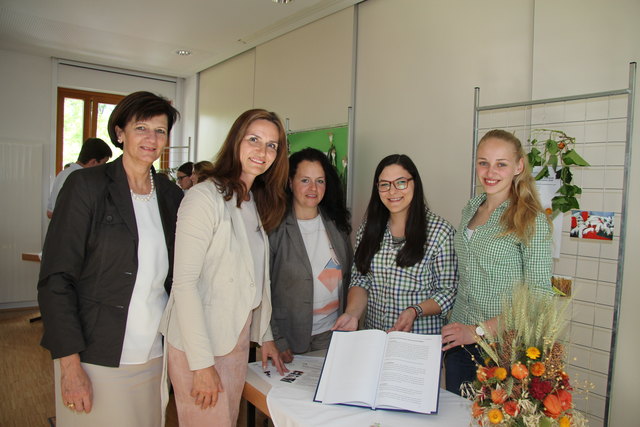 Direktorin Michaela Hartl und Bauernbunddirektorin Maria Sauer mit Schülerinnen des 5u-Jahrgangs und der Bezirksbäuerin des Bezirks Urfahr bei der Diplomarbeitenpräsentation.