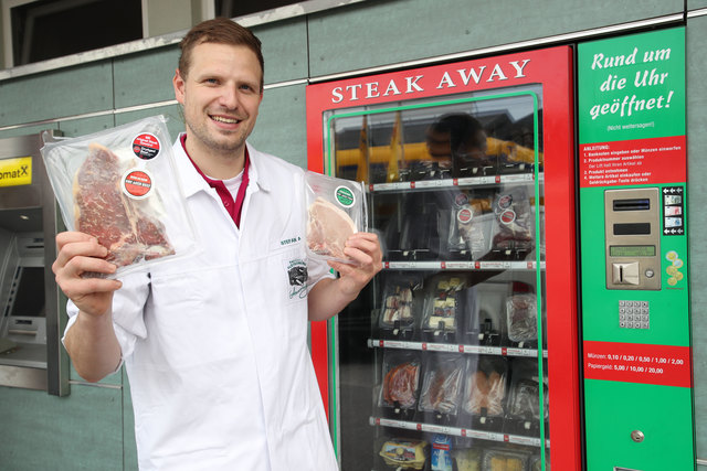 Steak away statt take away: Stefan Auernig vor seinem Fleischautomaten beim Geschäft in Hallwang bei Salzburg | Foto: Franz Neumayr