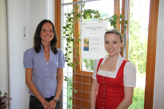 Rita Trommelschläger (re.) mit ihrer Kollegin Hanna Unterauer bei der Präsentation ihrer Diplomarbeit.
