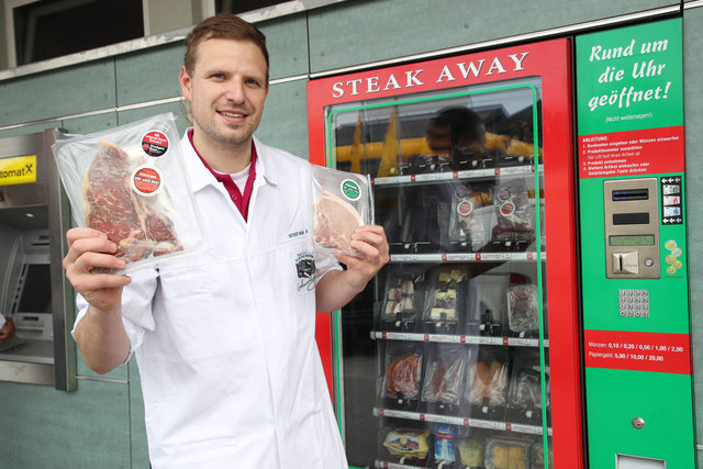 Steak away statt take away: Stefan Auernig vor seinem Fleischautomaten beim Geschäft in Hallwang bei Salzburg | Foto: Franz Neumayr