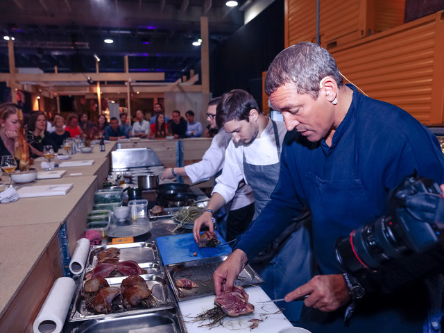 Alain Weissgerber (r.) vom Taubenkobel in Schützen wurde bei den "Chefdays" in Graz zum viertbesten Koch Österreichs gekürt und zeigte auch sein Können. | Foto: ROLLING PIN