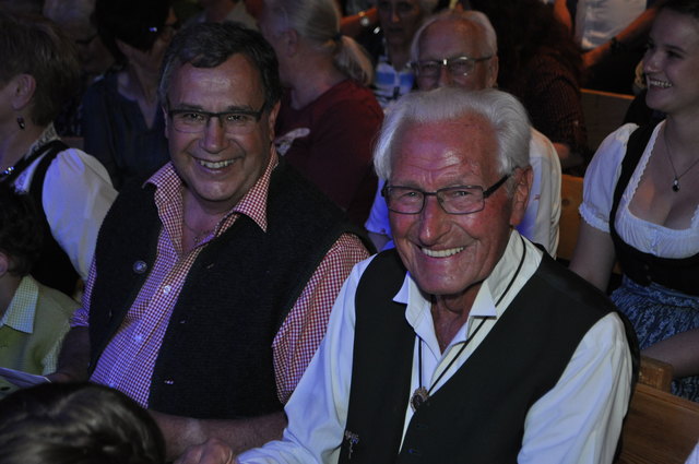 Dem 95 Jahre alten Josef Mai aus Münster, einem begeisterter Anhänger der Tiroler Volksmusik und selbst Zithermusikant, wurden musikalische Wünsche von Franz Posch erfüllt....