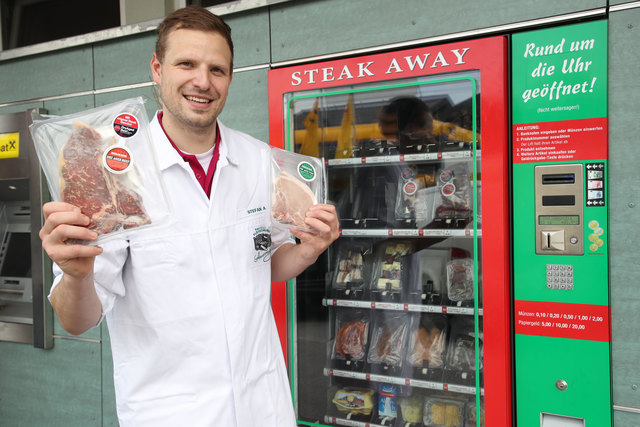 Steak away statt take away: Stefan Auernig vor seinem Fleischautomaten beim Geschäft in Hallwang bei Salzburg | Foto: Franz Neumayr