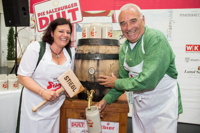 Presse - Bieranstich auf der Salzburger Dult 2017: Michaela Glinz und Dult-Vater Peter Kober