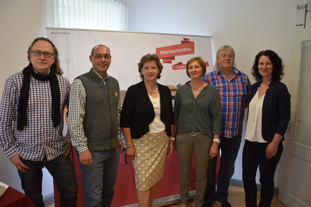 Im Beisein von Bildungslandesrätin Ursula Lackner (3. v. l.) fand die feierliche Inbetriebnahme der 50. DigiBib in der Gemeindebücherei Selzthal statt.