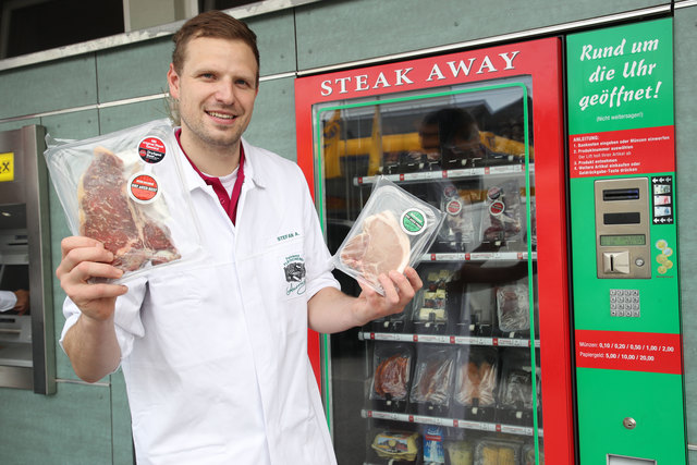 Steak away statt take away: Stefan Auernig vor seinem Fleischautomaten beim Geschäft in Hallwang bei Salzburg | Foto: Franz Neumayr