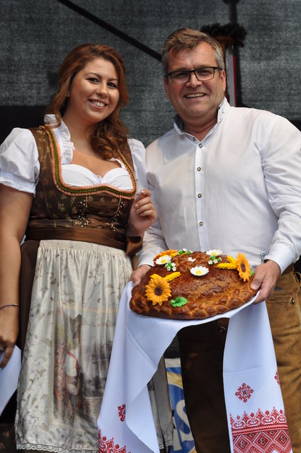 Bürgermeister Paul Mahr ist begeistert von seinem Gastgeschenk, ein original ukrainischer Brotlaib. | Foto: Stadtgemeinde Marchtrenk