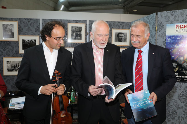 Katalogpräsentation: Geiger Mario Hossen, Professor Gotthard Fellerer und Vbgm. Maximilian Jäger (v.l.). | Foto: Freisinger